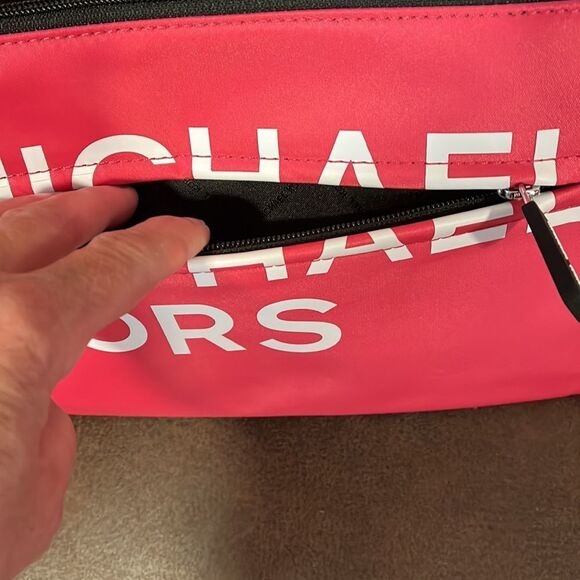 NWT Michael Kors wristlet - Picture 6 of 6
